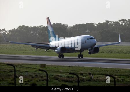 Boeing 737-7K2 de Luxair (REG : LX-LBT) sur le point d'atterrir dans la matinée. Banque D'Images