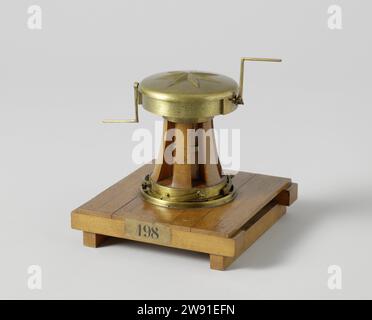 Maquette d'un cabestan avec un treuil, Rijkswerf Rotterdam, v. 1830 maquette de démonstration maquette d'un cabestan sur un plancher en bois. C'est un pivot avec un treuil dans la tête et quatre piles dans le talon contre la baisse. La tête a décoré une plaque de recouvrement en bois lâche avec une étoile et est attachée à la tige en laiton, qui est placée dans le plancher renforcé avec un talon carré. Le tambour est équipé d'une roue dentée sous la tête, qui est entraînée par deux hodels avec des rads dans la tête ; de sorte que le tambour tourne sous la tête. Avec deux cales de chaque côté, les fissures peuvent être déconnectées. Le tambour comporte six pinces. SC Banque D'Images