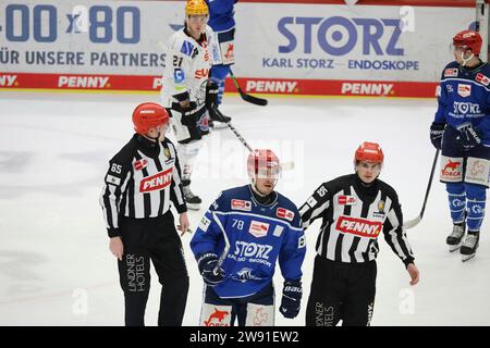 Villingen Schwenningen, Deutschland. 23 décembre 2023. Villingen-Schwenningen, Deutschland 23. Dezember 2023 : 1. DEL - 2023/2024 - SP.30 - SERC Wild Wings vs Fishtown Pinguins Bremerhaven im Bild : Will Weber (SERC Wild Wings) muss auf die Strafbank. Crédit : dpa/Alamy Live News Banque D'Images