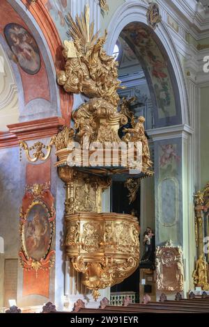 Kanzel. Barocke Stadtpfarrkirche St. Veit oder Dom der Wachau, Altstadt Krems an der Donau, Niederösterreich, Österreich *** Église paroissiale baroque Pulpit de St. Vitus ou cathédrale de Wachau, vieille ville de Krems an der Donau, Basse-Autriche, Autriche Banque D'Images