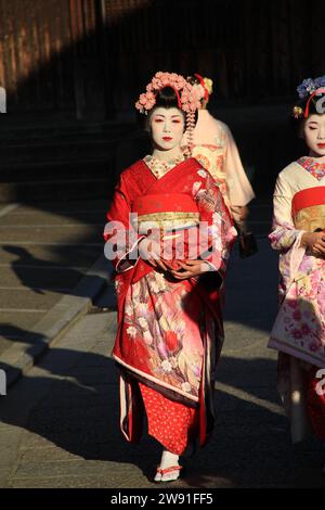 Maiko se rend au travail à Kyoto Banque D'Images