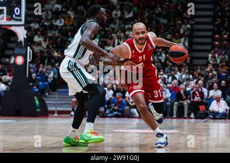 Shavon Shields #31 de EA7 Emporio Armani Milan (à droite) et Jerian Grant #22 de Panathinaikos Athènes (à gauche) vus en action lors du match de la saison régulière de Turkish Airlines Euroleague 2023/24 de la ronde 16 entre EA7 Emporio Armani Milan et Panathinaikos Athènes au Mediolanum Forum. Score final ; Milan 68:76 Panathinaikos. Banque D'Images