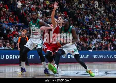 Jerian Grant #22 (R) du Panathinaikos Athènes vu en action lors du match de la saison régulière 2023/24 de Turkish Airlines Euroleague ronde 16 entre EA7 Emporio Armani Milan et Panathinaikos Athènes au Mediolanum Forum. Score final ; Milan 68:76 Panathinaikos. Banque D'Images