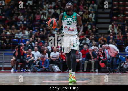 Milan, Italie. 22 décembre 2023. Jerian Grant #22 de Panathinaikos Athènes vu en action lors du match de la saison régulière 16 de Turkish Airlines Euroleague 2023/24 entre EA7 Emporio Armani Milan et Panathinaikos Athènes au Mediolanum Forum. Score final ; Milan 68:76 Panathinaikos. (Photo de Fabrizio Carabelli/SOPA Images/Sipa USA) crédit : SIPA USA/Alamy Live News Banque D'Images