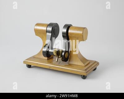 Modèle de débrayage pour roues à palettes, D. van den Bosch, 1842 modèle de démonstration modèle de la déconnexion du vilebrequin d'une roue à godets, sur une planche de mise à la terre. Vilebrequin et axe de Rader sont reliés par une pièce de liaison, ce que l'on appelle un remorqueur ou rotation, qui permet une certaine impureté dans l'alignement des axes. Le remorqueur peut être démonté et la pièce sur l'axe du Rader tourné d'un quart de tour, de sorte que les tabourets sont libérés et le tabouret avec les tabourets peut tourner sans entrave. Echelle 1:10 (dérivée). Bois néerlandais (matériel végétal). laiton (alliage). peintures (revêtements) Banque D'Images