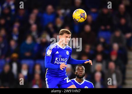 Leicester, Royaume-Uni. 23 décembre 2023. Kiernan Dewsbury Hall (22 Leicester City) est à la tête du match du Sky Bet Championship match entre Leicester City et Rotherham United au King Power Stadium, Leicester le samedi 23 décembre 2023. (Photo : Kevin Hodgson | MI News) crédit : MI News & Sport / Alamy Live News Banque D'Images