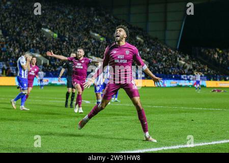 Sheffield, Royaume-Uni. 23 décembre 2023. L'attaquant de Cardiff City KION Etete (9 ans) marque un BUT 1-2 et célèbre le défenseur de Sheffield Wednesday Akin Famewo (23 ans) lors du match du championnat EFL de Sheffield Wednesday FC contre Cardiff City FC Sky BET au Hillsborough Stadium, Sheffield, Angleterre, Royaume-Uni, le 23 décembre 2023 crédit : toutes les secondes Media/Alamy Live News Banque D'Images