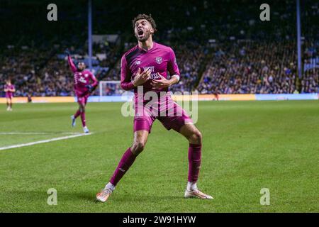 Sheffield, Royaume-Uni. 23 décembre 2023. L'attaquant de Cardiff City KION Etete (9 ans) marque un BUT 1-2 et célèbre le défenseur de Sheffield Wednesday Akin Famewo (23 ans) lors du match du championnat EFL de Sheffield Wednesday FC contre Cardiff City FC Sky BET au Hillsborough Stadium, Sheffield, Angleterre, Royaume-Uni, le 23 décembre 2023 crédit : toutes les secondes Media/Alamy Live News Banque D'Images