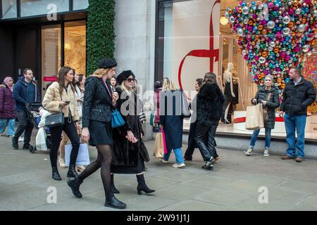 Londres, Royaume-Uni. 23 décembre 2023. Acheteurs à Oxford Street 2 jours avant Noël. Crédit : JOHNNY ARMSTEAD/Alamy Live News Banque D'Images