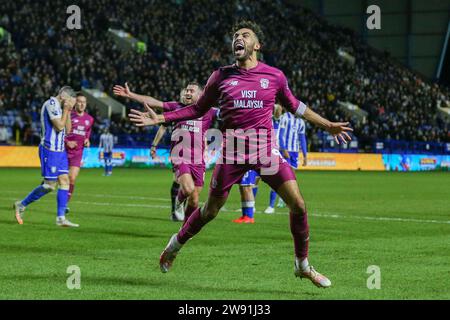 Sheffield, Royaume-Uni. 23 décembre 2023. L'attaquant de Cardiff City KION Etete (9 ans) marque un BUT 1-2 et célèbre le défenseur de Sheffield Wednesday Akin Famewo (23 ans) lors du match du championnat EFL de Sheffield Wednesday FC contre Cardiff City FC Sky BET au Hillsborough Stadium, Sheffield, Angleterre, Royaume-Uni, le 23 décembre 2023 crédit : toutes les secondes Media/Alamy Live News Banque D'Images