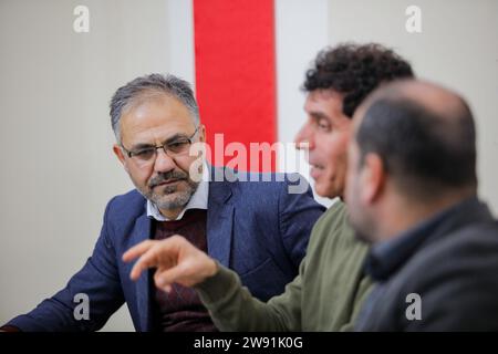 20 décembre 2023 : Gaziantep, Turkiye. 20 décembre 2023. Un symposium intitulé ''le rôle et l'impact des images et des nouvelles dans les médias pour orienter l'opinion publique'' est organisé dans la ville de Gaziantep, dans le sud de la Turquie. Conférencier invité journaliste et cinéaste Medyan Dairieh a prononcé un discours sur le sujet. L'événement a été organisé par l'Union générale des écrivains arabes et le Parti de la réforme nationale, et a été présenté par Ahmad Alhamoud (image de crédit : © Muhammed Ibrahim Ali/IMAGESLIVE via ZUMA Press Wire) À USAGE ÉDITORIAL SEULEMENT! Non destiné à UN USAGE commercial ! Banque D'Images