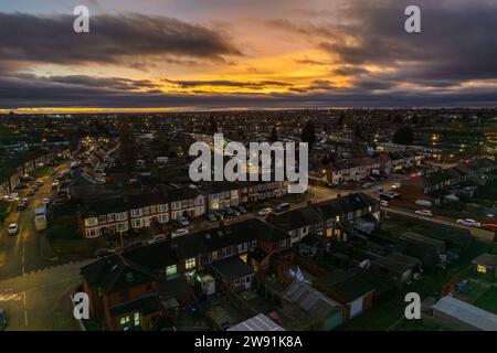 Radford, Coventry, West Midlands, Royaume-Uni. 23 décembre 2023. Le soleil se couche sur Coventry après une journée de soleil et de vents violents. Crédit : AG News/Alamy Live News Banque D'Images