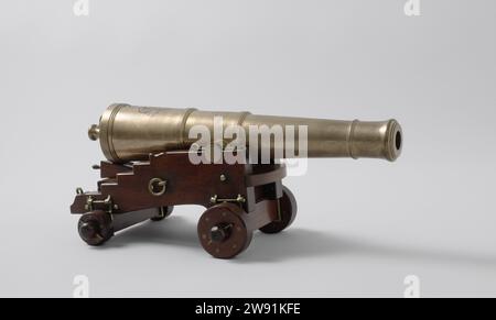 Modèle d'un canon de 30 livres sur un chariot de canon, anonyme, modèle de démonstration de 1800 la longueur de 52,7 cm a un calibre de 27 mm, un anneau de brosse, le raisin est plat par derrière. Les inscriptions sont gravées sur le tonneau, ainsi que deux ancres croisées et des branches de palmier. Les joues du cheval de rôle, avec quatre escaliers et une récolte en forme d'arc en bas, sont plus éloignées derrière et sont reliées par le mollet, la semelle et une barre de support pour la semelle. Sur la semelle se trouve un plateau d'élévation en forme de trape, qui est porté avec deux crochets à l'avant par un boulon qui va droit à travers le Banque D'Images