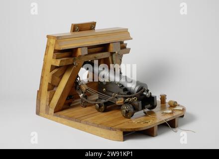 Modèle d'Un canon de 30 livres sur le pont, Rijkswerf Vlissingen, modèle de démonstration 1839 modèle d'un canon de 30 livres sur un cheval de rôle sur la partie du navire, avec tous ses accessoires. Le tonneau est peint à partir de bois et noir, a une longueur de 63,4 cm et un calibre de 34 mm ; le raisin est plat par derrière et a un oeil perçant. Le cheval de rôle, plus étroit de l'avant que de l'arrière, se compose de deux joues avec quatre escaliers, reliées par un mollet incliné, une pièce de brost avec couverture de poitrine et les stations d'essieu, qui sont reliées par la plaque de semelle dans le sens de la longueur. Les doubles roues en bois sont toutes de la même taille. STEL Banque D'Images