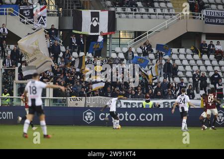 Turin, Italie. 23 décembre 2023. Supporters udinois lors de la Serie A italienne, match de football entre le Torino FC et l'Udinese Calcio le 23 décembre 2023, au Studio Olimpic Grande Torino, Turin, Italie. Photo Nderim Kaceli crédit : Agence de photo indépendante/Alamy Live News Banque D'Images