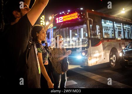 Buenos Aires, Buenos Aires, Argentine. 23 décembre 2023. Les manifestants bloquent la circulation (image de crédit : © Daniella Fernandez Realin/ZUMA Press Wire) À USAGE ÉDITORIAL SEULEMENT! Non destiné à UN USAGE commercial ! Banque D'Images