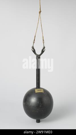 Modèle d'un plomb sonore, anonyme, c. 1800 - c. 1858 modèle à l'échelle modèle d'un plaqué bas, peint en noir, incomplet. Il se compose d'une boule attachée à une tige ronde. Cette tige est suspendue sur une ligne double avec deux bras, qui doivent être attachés à la perpendiculaire ; les bras tombent dès que le poids de la mine est soulevé lorsqu'elle touche le sol. Les pauvres ont des crochets qui lâchent quelque chose dès qu'ils tombent ; selon la description d'Obreen, la balle a été repoussée dès que le fond a été atteint. Au bas de la tige se trouve un trou pour prélever des échantillons de sol. Probablement la balle qui a formé le poids. Banque D'Images