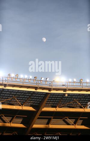 Turin, Italie. 23 décembre 2023. La lune et l'escalier lors de la Serie A italienne, match de football entre le Torino FC et l'Udinese Calcio le 23 décembre 2023, au Studio Olimpic Grande Torino, Turin, Italie. Photo Nderim Kaceli crédit : Agence de photo indépendante/Alamy Live News Banque D'Images