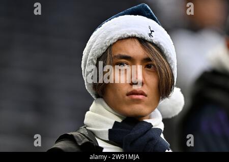 Londres, Royaume-Uni. 23 décembre 2023. Un fan des Spurs avec un chapeau de Père Noël pendant le match de Tottenham V Everton Premier League au Tottenham Hotspur Stadium. Crédit : MARTIN DALTON/Alamy Live News Banque D'Images