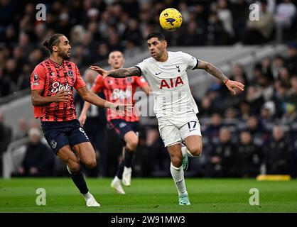 Londres, Royaume-Uni. 23 décembre 2023. Cristian Romero (Tottenham) tente de repousser Dominic Calvert-Lewin (Everton) lors du match de Tottenham V Everton Premier League au Tottenham Hotspur Stadium. Crédit : MARTIN DALTON/Alamy Live News Banque D'Images