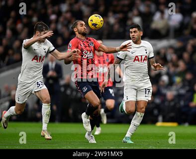 Londres, Royaume-Uni. 23 décembre 2023. Dominic Calvert-Lewin (Everton) tente de passer devant Cristian Romero (Tottenham, 17) et Ben Davies (Tottenham) lors du match Tottenham V Everton Premier League au Tottenham Hotspur Stadium. Crédit : MARTIN DALTON/Alamy Live News Banque D'Images