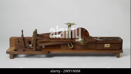 Modèle démontrant le mouvement d'une vanne à vapeur, Duncan Christie & Zoon, 1862 modèle de démonstration modèle de démonstration mobile d'un dispositif d'expansion. Le toboggan à vapeur avec cinq chambres est entraîné et régulé par un mouvement de ciseaux sur le vilebrequin ; un excentrique du mouvement de ciseaux peut être placé dans trois positions différentes, l'autre peut être disposé avec une roue. Le vilebrequin est actionné par une manivelle. Bois de Delfshaven (matière végétale). fer (métal). laiton (alliage) Banque D'Images