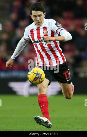 Sunderland, Royaume-Uni. 23 décembre 2023. Luke O'Nien de Sunderland lors du Sky Bet Championship match entre Sunderland et Coventry City au Stadium of Light, Sunderland le samedi 23 décembre 2023. (Photo : Michael Driver | MI News) crédit : MI News & Sport / Alamy Live News Banque D'Images