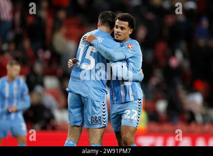 Liam Kitching (à gauche) et Joel Latibeaudiere de Coventry City célèbrent après le match du championnat Sky Bet au Stadium of Light, Sunderland. Date de la photo : Samedi 23 décembre 2023. Banque D'Images