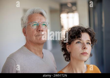 Homme d'affaires réfléchi et femme d'affaires dans le bureau Banque D'Images