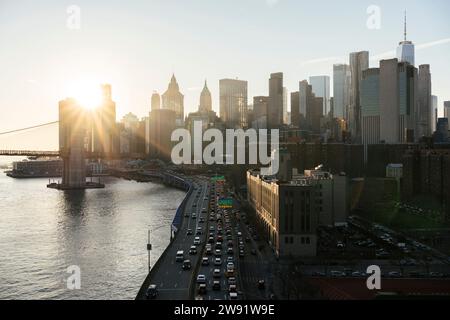 Coucher de soleil sur les gratte-ciel près du pont de Brooklyn à New York Banque D'Images