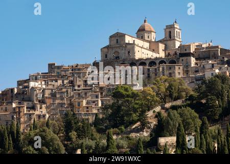 Italie, Sicile, Petralia Soprana, ville historique à flanc de colline en été Banque D'Images