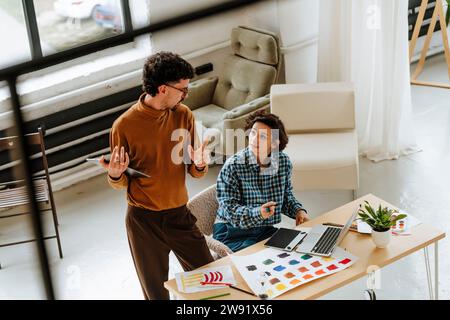 Illustrateurs de design graphique travaillant ensemble au bureau Banque D'Images