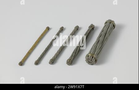 Cinq échantillons de câble, anonyme, c. 1860 - c. 1887 câble. Échantillon cinq échantillons de câbles, quatre en fer galvanisé et un en cuivre ; Allevijf les échantillons sont maintenus ensemble aux extrémités par des anneaux en laiton. Les câbles de fer sont tous des câbles de course, composé de six cardels autour d'un coeur, cardel et coeur composé de six fils Wantslag autour d'un septième. Le câble de cuivre est également un câble de course, composé de six Wantslag carden autour d'un coeur de corde ; les cardels se composent également de six fils de cuivre autour d'un coeur de corde. Pays-Bas (peut-être) fer (métal). laiton (alliage). cuivre (métal). corde Banque D'Images