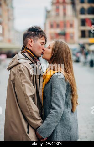 Couple affectueux s'embrassant debout dans la rue Banque D'Images
