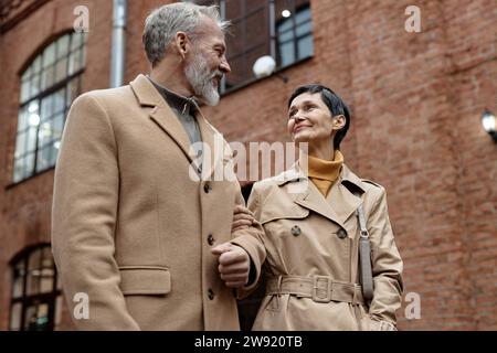 Couple heureux se regardant pendant la promenade d'automne Banque D'Images
