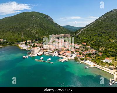 Croatie, Dubrovnik-Neretva County, Mali stron, vue aérienne du village côtier et des montagnes environnantes en été Banque D'Images