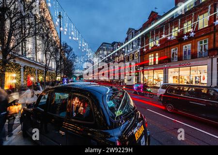 Sentiers légers d'autobus et de taxis au crépuscule sur Oxford Street à Londres pendant la période des fêtes. Banque D'Images