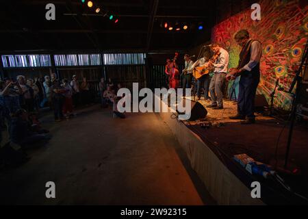 Bluegrass britannique et le groupe Americana The Lowly Strung sur la scène Peacock au Maverick Festival dans le Suffolk rural au Royaume-Uni Banque D'Images