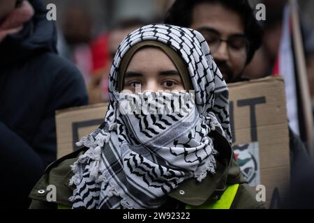 Nahostkonflikt - Pro-Palästina Kundgebung in Frankfurt am main Hunderte Menschen beteiligen sich am 23.12.2023 an einer Pro-Palästina-Demonstration in Frankfurt am main. Die Kundgebung wird von einem massiven Polizeiaufgebot begleitet. Seit einem Terrorangriff der Hamas auf Israel am 07. Oktober 2023 und der anschließenden intervention Israels im Gazastreifen kommt es deutschlandweit zu zahlreichen pro-palästinänsischen Demonstrationen. Frankfurt am main Goetheplatz Hessen Deutschland *** Moyen-Orient Conflict Pro Palestine rassemblement à Francfort-sur-le-main des centaines de personnes prennent part à une fête pro-palest Banque D'Images