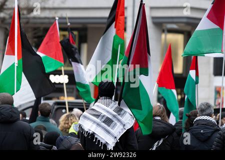 Nahostkonflikt - Pro-Palästina Kundgebung in Frankfurt am main Hunderte Menschen beteiligen sich am 23.12.2023 an einer Pro-Palästina-Demonstration in Frankfurt am main. Die Kundgebung wird von einem massiven Polizeiaufgebot begleitet. Seit einem Terrorangriff der Hamas auf Israel am 07. Oktober 2023 und der anschließenden intervention Israels im Gazastreifen kommt es deutschlandweit zu zahlreichen pro-palästinänsischen Demonstrationen. Frankfurt am main Goetheplatz Hessen Deutschland *** Moyen-Orient Conflict Pro Palestine rassemblement à Francfort-sur-le-main des centaines de personnes prennent part à une fête pro-palest Banque D'Images