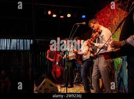 Bluegrass britannique et le groupe Americana The Lowly Strung sur la scène Peacock au Maverick Festival dans le Suffolk rural au Royaume-Uni Banque D'Images