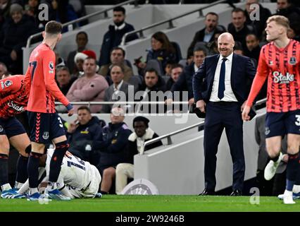 Londres, Royaume-Uni. 23 décembre 2023. Sean Dyche (entraîneur d'Everton, 2e à droite) rit alors qu'Emerson Royal (Tottenham, 12 ans) se couche sur le sol lors du match de Tottenham V Everton Premier League au Tottenham Hotspur Stadium. Crédit : MARTIN DALTON/Alamy Live News Banque D'Images