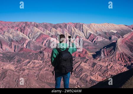 Homme prenant la photo des montagnes à travers le téléphone intelligent Banque D'Images