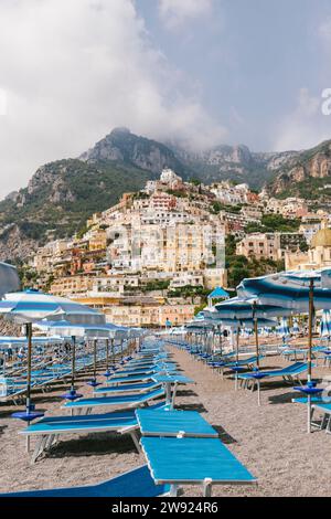 Italie, Campanie, Positano, chaises longues vides sur la plage de la côte amalfitaine Banque D'Images