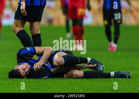 Milan, Italie. 23 décembre 2023. Alessandro Bastoni du FC Internazionale blessé lors du match de football Serie A 2023/24 entre le FC Internazionale et l'US Lecce au stade Giuseppe Meazza, Milan, Italie, le 23 décembre 2023 crédit : Independent photo Agency/Alamy Live News Banque D'Images