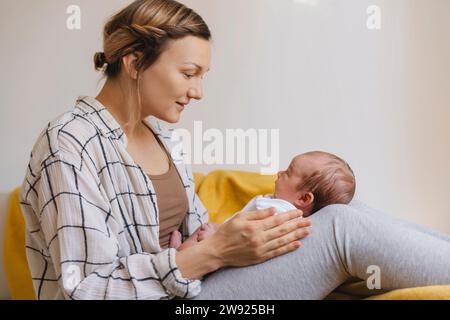 Mère aimante passant du temps avec un mignon petit garçon à la maison Banque D'Images