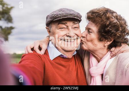 Heureuse femme aînée embrassant l'homme sur la joue Banque D'Images