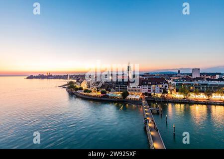 Allemagne, Bade-Wurtemberg, Friedrichshafen, front de mer de la ville sur la rive du lac Bodensee à l'aube Banque D'Images