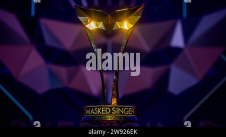 Cologne, Allemagne. 23 décembre 2023. Le trophée du vainqueur est présenté sur scène lors de la finale du spectacle ProSieben 'The Masked Singer'. Crédit : Rolf Vennenbernd/dpa/Alamy Live News Banque D'Images