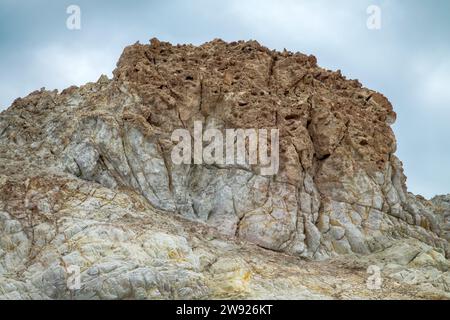 Montagnes Salines. dépôts d'halite. Végétation mince. Origine volcanique Ormuz Island. Banque D'Images